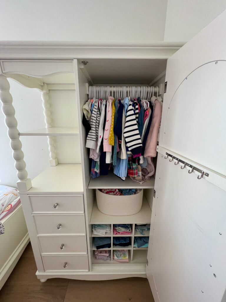 Tips for three kids sharing a room @eightdayshomeorganization