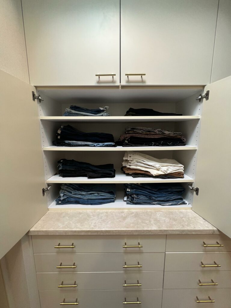 Love your denim? Use open shelving to easily access! @eightdayshomeorganization